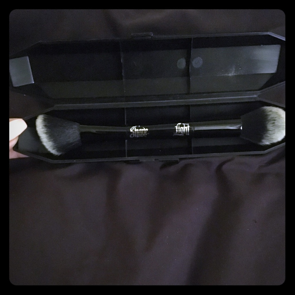 Kat Von D contour/highlight brush w/case